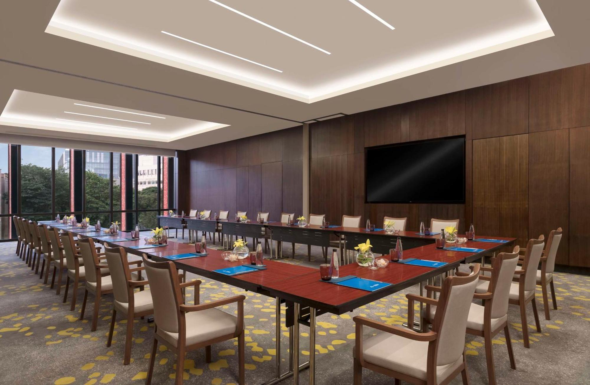 Hilton Bengaluru Embassy Manyata Business Park Hotel Exterior photo