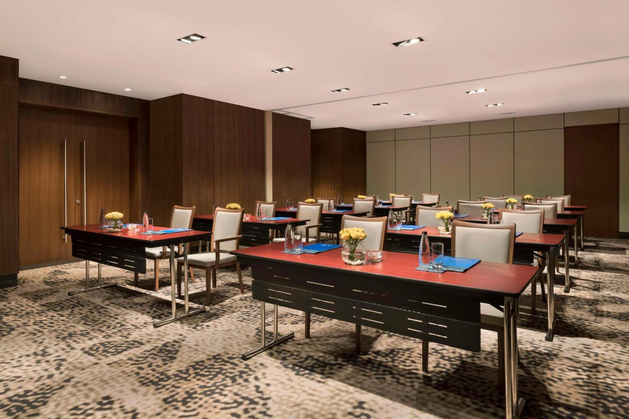 Hilton Bengaluru Embassy Manyata Business Park Hotel Exterior photo