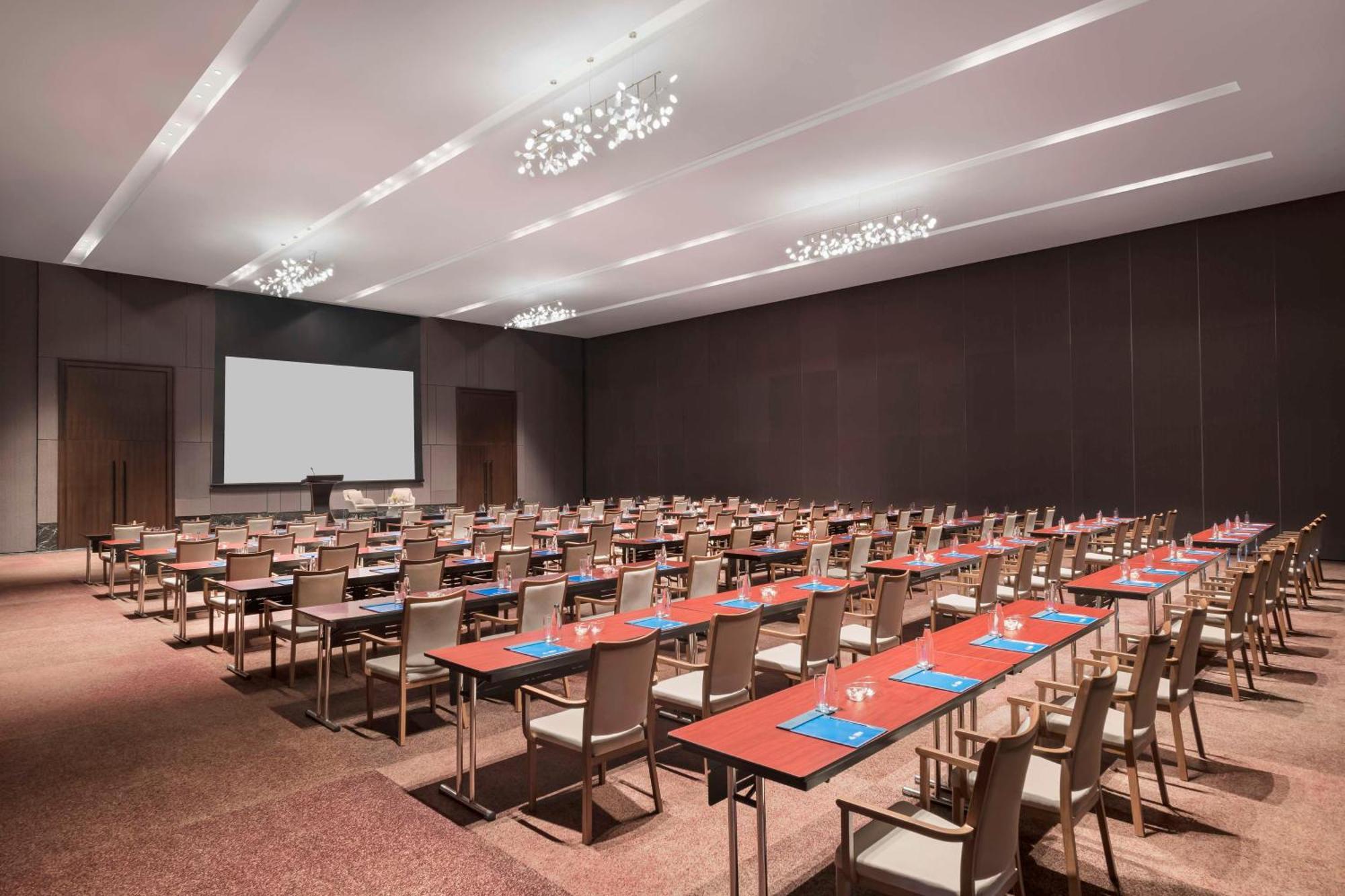 Hilton Bengaluru Embassy Manyata Business Park Hotel Exterior photo