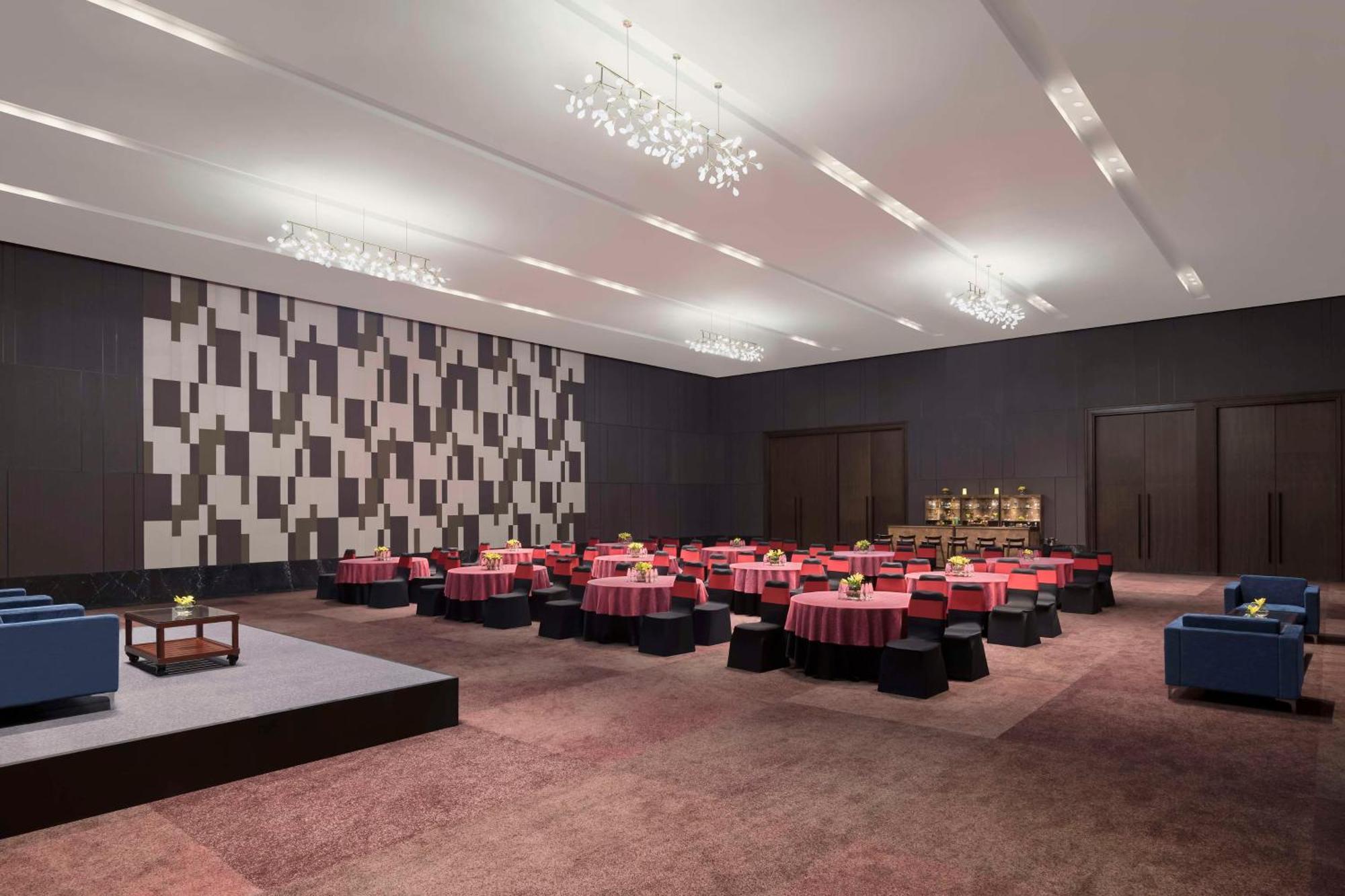 Hilton Bengaluru Embassy Manyata Business Park Hotel Exterior photo