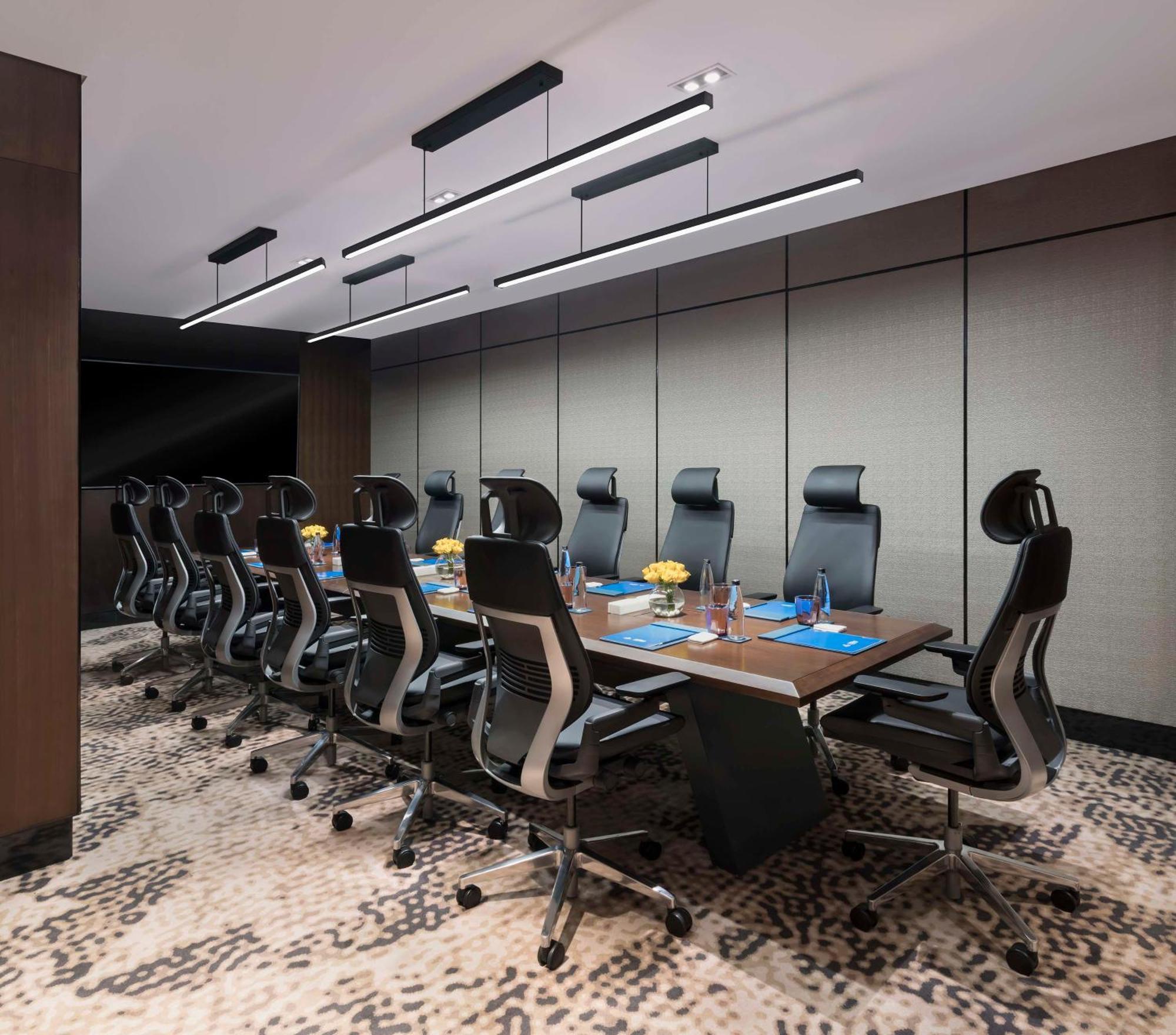 Hilton Bengaluru Embassy Manyata Business Park Hotel Exterior photo